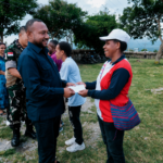 Pembagian bantuan di lapangan terbuka