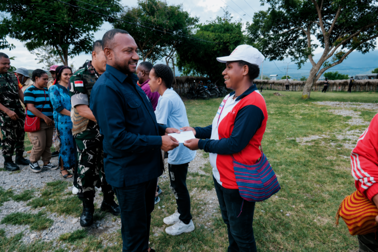 Pembagian bantuan di lapangan terbuka