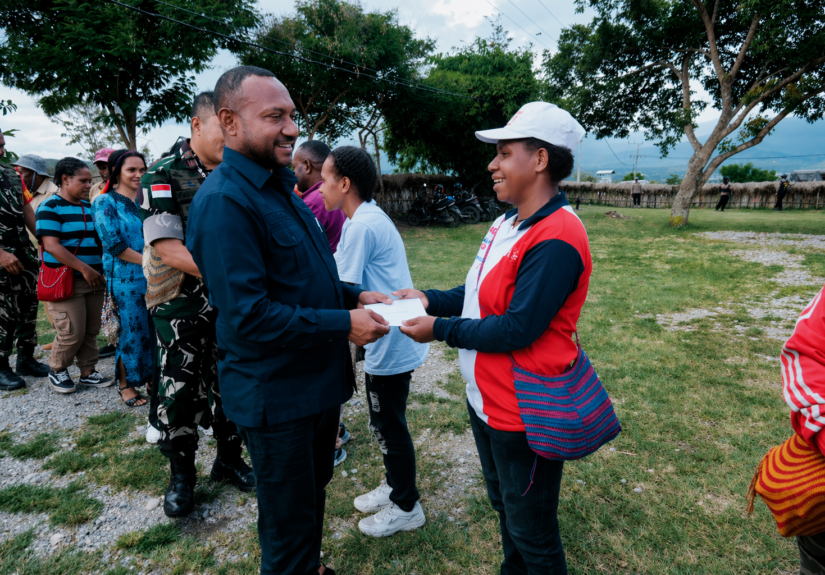 Pembagian bantuan di lapangan terbuka